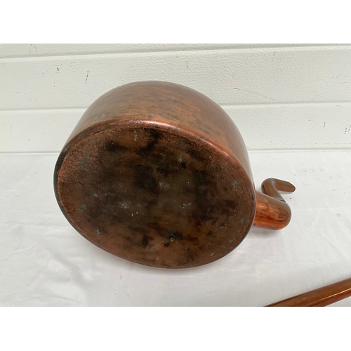 36 - VICTORIAN COPPER KETTLE AND 2 COPPER & BRASS HUNTING HORNS