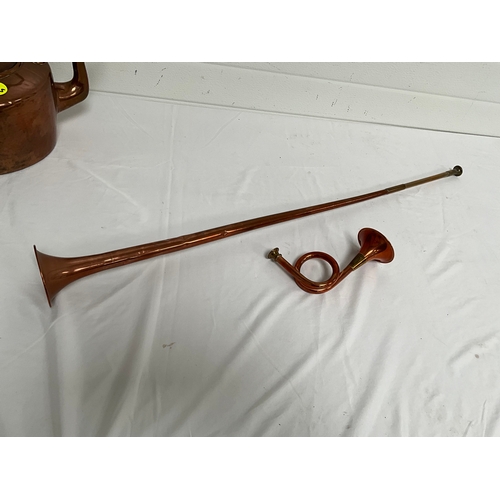 36 - VICTORIAN COPPER KETTLE AND 2 COPPER & BRASS HUNTING HORNS