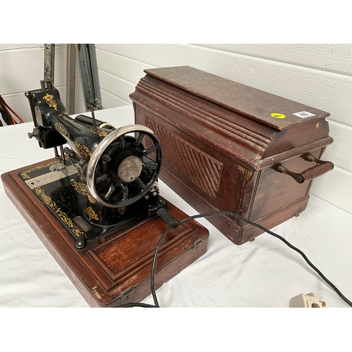 40 - VINTAGE OAK CASED ELECTRIC SINGER SEWING MACHINE