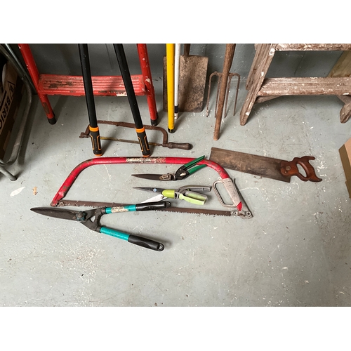 48 - QTY OF GARDEN TOOLS,STEP LADDERS ETC