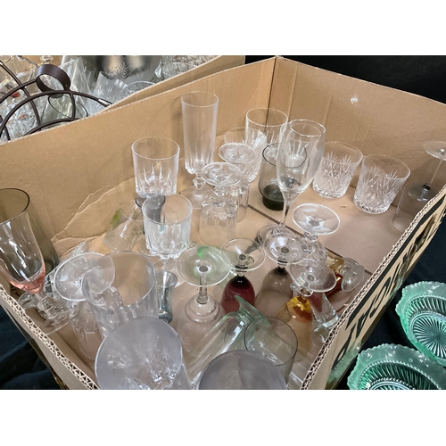 506 - 3 BOXES OF GLASSWARE TO INCLUDE COLOURED GLASS, VASES ETC