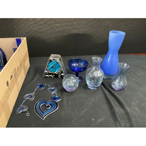 506 - 3 BOXES OF GLASSWARE TO INCLUDE COLOURED GLASS, VASES ETC