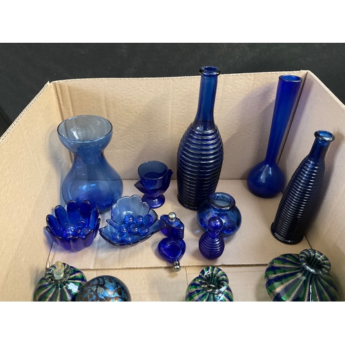 506 - 3 BOXES OF GLASSWARE TO INCLUDE COLOURED GLASS, VASES ETC