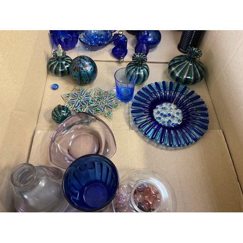 506 - 3 BOXES OF GLASSWARE TO INCLUDE COLOURED GLASS, VASES ETC