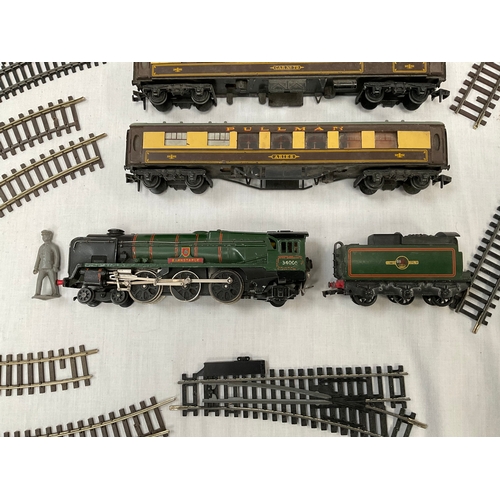 34 - VINTAGE HORNBY TRAIN,CARRIAGES AND TRACK