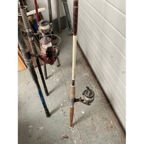 43 - 2 BOAT RODS WITH REELS AND 2 BEACH CASTER RODS WITH REELS