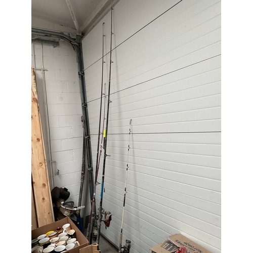 43 - 2 BOAT RODS WITH REELS AND 2 BEACH CASTER RODS WITH REELS