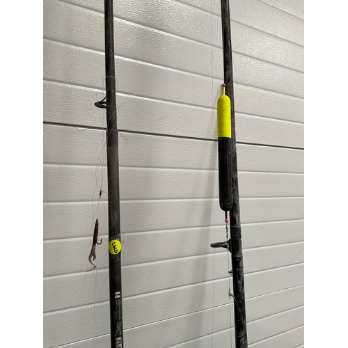 43 - 2 BOAT RODS WITH REELS AND 2 BEACH CASTER RODS WITH REELS