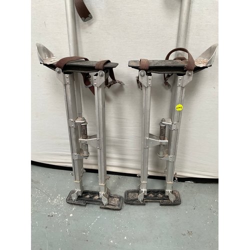 46 - PLASTERERS ALUMINIUM EXTENDABLE STILTS