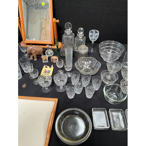 100 - 2 BOXES OF GLASSWARE TO INCLUDE DECANTERS ,SETS OF GLASSES ETC