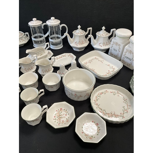 122 - LARGE ETERNAL BEAU JOHNSON BROS DINNER,TEA AND COFFEE SET 
143 PCES ( OVEN,DISHWASHER,FREEZER AND MI... 