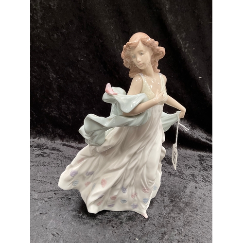 182 - LARGE LLADRO LADY FIGURE H13”