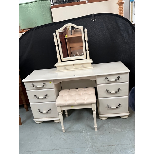 391 - MODERN KNEEHOLE TWIN PEDESTAL DRESSING TABLE WITH FREESTANDING MIRROR AND MATCHING BEDROOM STOOL - H... 