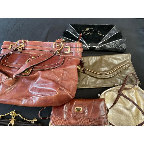 506 - BOX TO INCLUDE CLUTCH BAGS, HANDBAGS, BELTS ETC