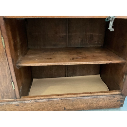 510 - EARLY OAK AND MAHOGANY CROSS BANDED DRESSER WITH OPEN SHELVED RACK TO TOP FLANKED BY 2 DOORS - BASE ... 