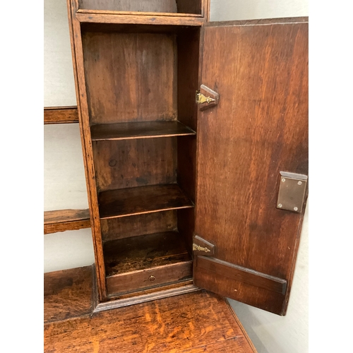 510 - EARLY OAK AND MAHOGANY CROSS BANDED DRESSER WITH OPEN SHELVED RACK TO TOP FLANKED BY 2 DOORS - BASE ... 