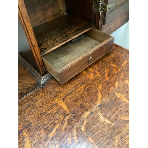 510 - EARLY OAK AND MAHOGANY CROSS BANDED DRESSER WITH OPEN SHELVED RACK TO TOP FLANKED BY 2 DOORS - BASE ... 