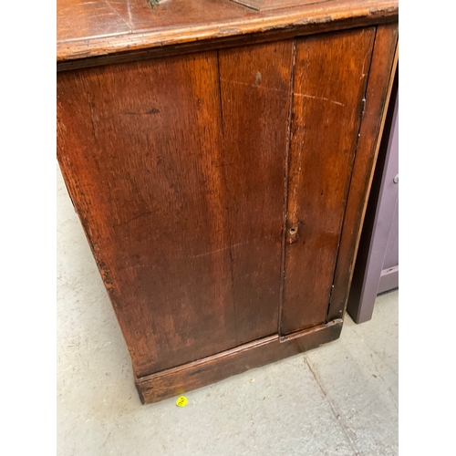 510 - EARLY OAK AND MAHOGANY CROSS BANDED DRESSER WITH OPEN SHELVED RACK TO TOP FLANKED BY 2 DOORS - BASE ... 