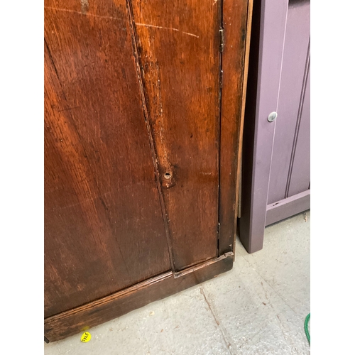 510 - EARLY OAK AND MAHOGANY CROSS BANDED DRESSER WITH OPEN SHELVED RACK TO TOP FLANKED BY 2 DOORS - BASE ... 