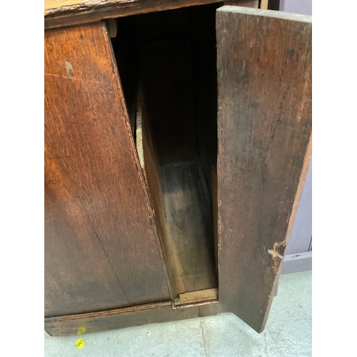 510 - EARLY OAK AND MAHOGANY CROSS BANDED DRESSER WITH OPEN SHELVED RACK TO TOP FLANKED BY 2 DOORS - BASE ... 