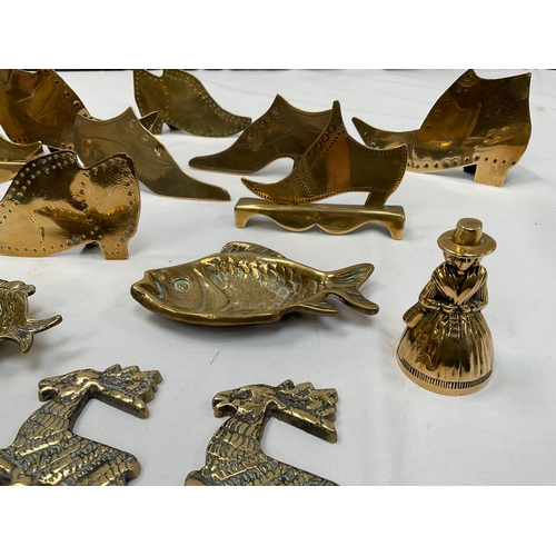 9 - A QUANTITY OF DECORATIVE BRASS ITEMS TO INCLUDE SHOES AND A BELL IN THE SHAPE OF A WELSH LADY