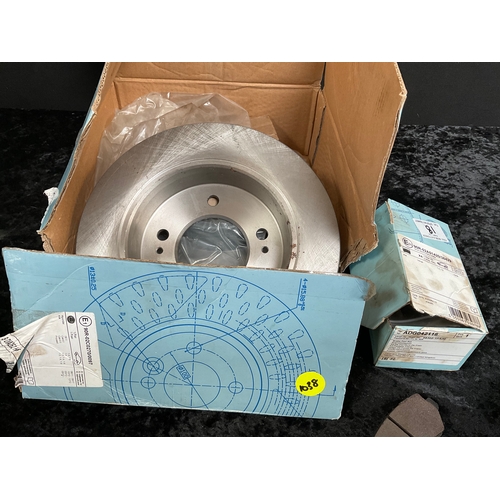 18 - PAIR OF BOXED BRAKE DISCS FOR HYUNDAI KIA ALONG WITH BOXED BRAKE PAD SET