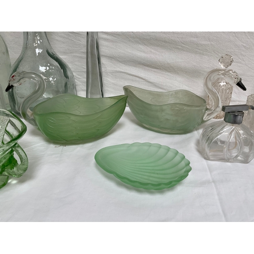 42 - BOX OF GLASSWARE TO INCLUDE A GREEN COLOURED GLASS DRINKING SET, ART DECO PERFUME BOTTLE ETC