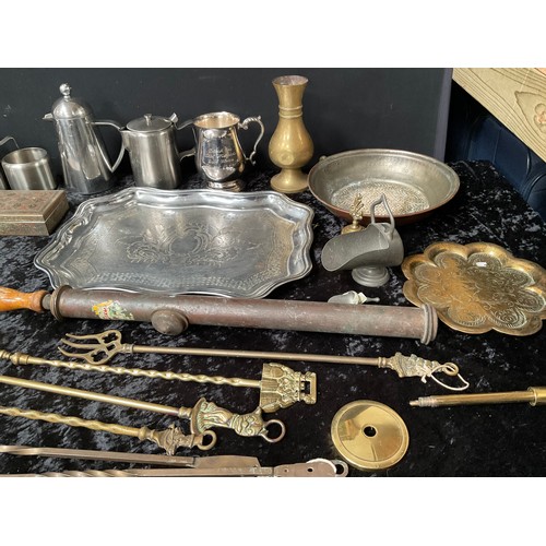 62 - BOX OF METAL WARE TO INCLUDE CUTLERY, BRASS, COPPER ETC