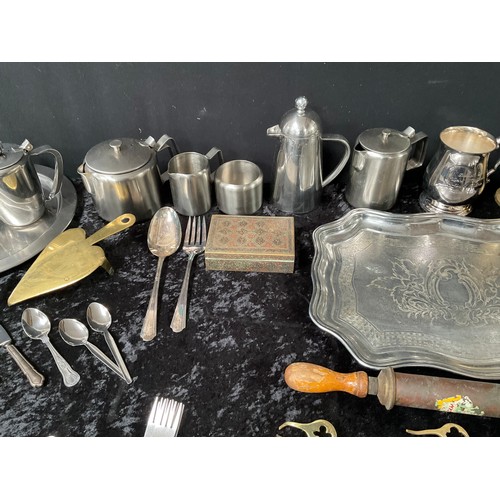 62 - BOX OF METAL WARE TO INCLUDE CUTLERY, BRASS, COPPER ETC