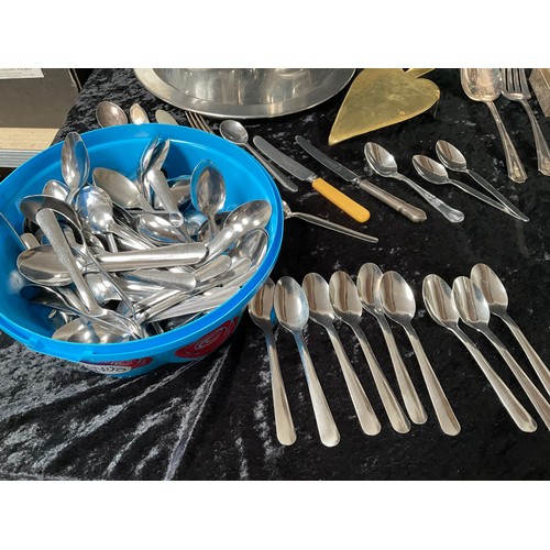 62 - BOX OF METAL WARE TO INCLUDE CUTLERY, BRASS, COPPER ETC