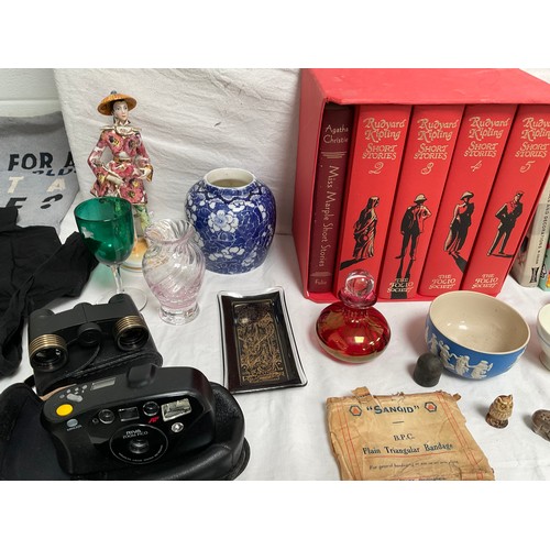 68 - BOX OF ODDS TO INCLUDE FOLIO BOOKS, COLOURED GLASS ITEMS, IMARI BOWL ETC