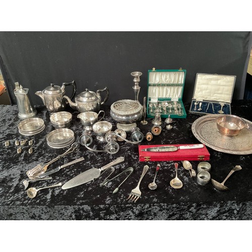 58 - BOX OF SILVER PLATED ITEMS TO INCLUDE TEA, COFFEE SET, BOXED CUTLERY, MAPPIN AND WEBB BOWL ETC