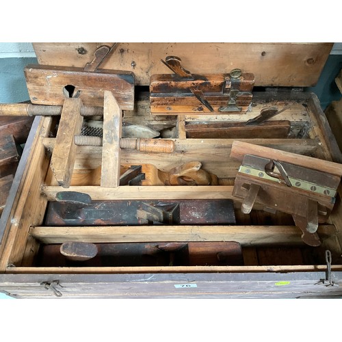 76 - VINTAGE WOODEN BOX OF VICTORIAN WOODWORKING TOOLS TO INCLUDE PLOUGH PLANES, BLOCK PLANES, MOULDING P... 