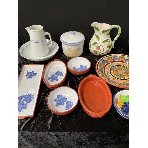 108 - BOX OF GLAZED POTTERY ETC TO INCLUDE FRUIT BOWL ,WATER JUG ETC