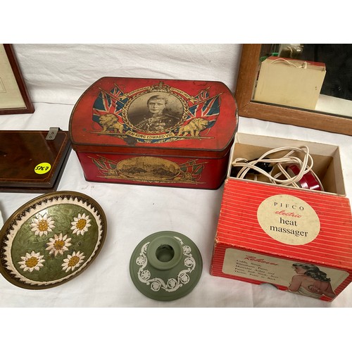 112 - QUANTITY OF COLLECTABLES TO INCLUDE VINTAGE ACME TIE PRESS, EDWARD VIII CORONATION TIN, PICTURES ETC