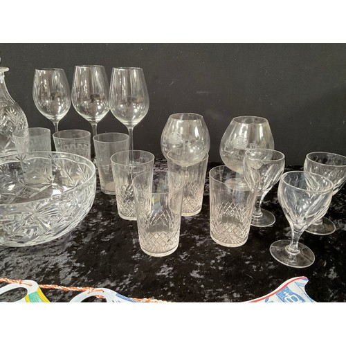 114 - BOX OF GLASSWARE TO INCLUDE DECANTER, FRUIT BOWL, TUMBLERS ETC