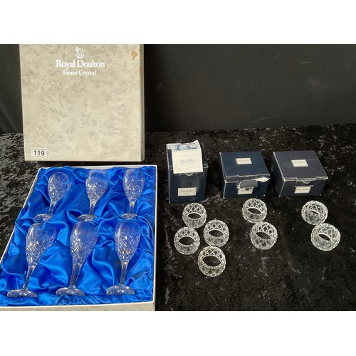 119 - BOXED ROYAL DOULTON CRYSTAL GLASSES AND ATLANTIS CRYSTAL SERVIETTE RINGS