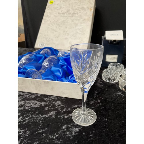 119 - BOXED ROYAL DOULTON CRYSTAL GLASSES AND ATLANTIS CRYSTAL SERVIETTE RINGS