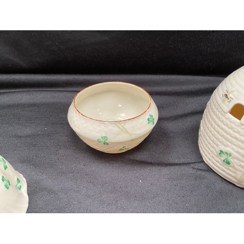 152 - FIVE PIECES OF BELLEEK CHINA TO INCLUDE TWO SHELL PIECES AND FOUR DECORATED PIECES - JUG IS A/F