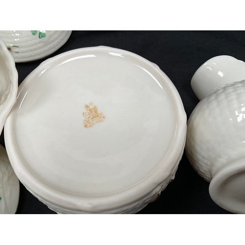 152 - FIVE PIECES OF BELLEEK CHINA TO INCLUDE TWO SHELL PIECES AND FOUR DECORATED PIECES - JUG IS A/F