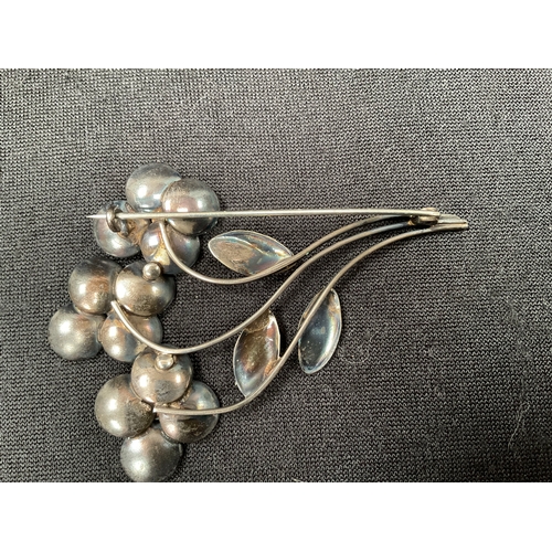 159 - TWO SETS OF VINTAGE PEARLS AND WHITE METAL ENAMEL FLOWER BROOCH