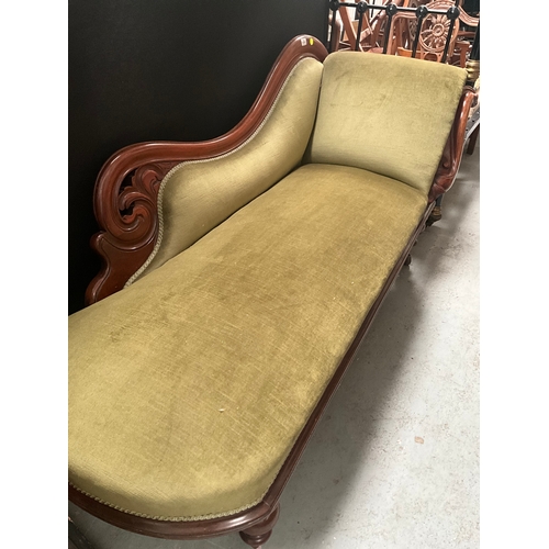 454 - VICTORIAN MAHOGANY GREEN UPHOLSTERED CHAISE LOUNGE ON TURNED LEGS WITH ORIGINAL CASTORS