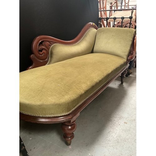 454 - VICTORIAN MAHOGANY GREEN UPHOLSTERED CHAISE LOUNGE ON TURNED LEGS WITH ORIGINAL CASTORS