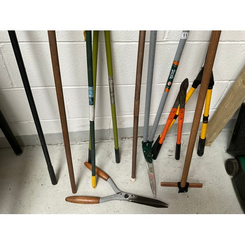 11 - QTY OF GARDEN TOOLS TO INCLUDE SHEARS ETC