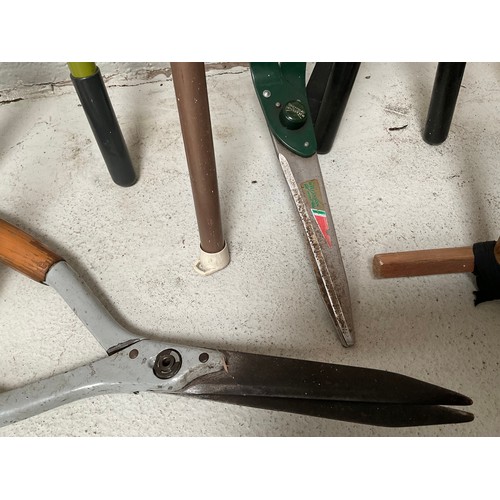 11 - QTY OF GARDEN TOOLS TO INCLUDE SHEARS ETC