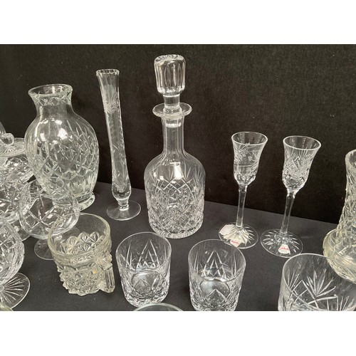 22 - 2 BOXES OF GLASSWARE TO INCLUDE DECANTERS,VASES,GLASSES ETC