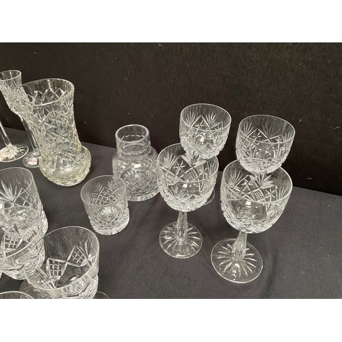 22 - 2 BOXES OF GLASSWARE TO INCLUDE DECANTERS,VASES,GLASSES ETC