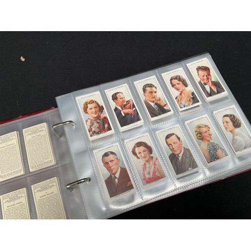 23 - CRATE WITH 4 ALBUMS OF CIGARETTE CARDS OF VARIOUS AGES AND SUBJECTS