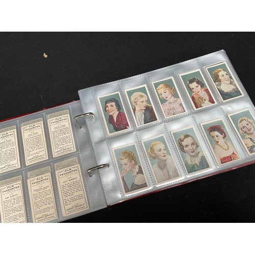 23 - CRATE WITH 4 ALBUMS OF CIGARETTE CARDS OF VARIOUS AGES AND SUBJECTS