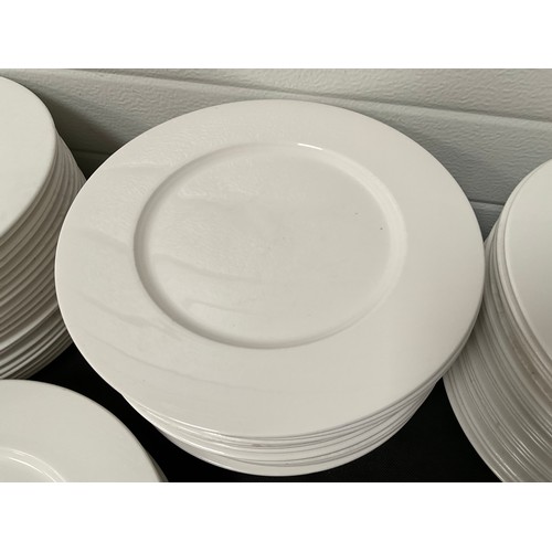 69 - 3 CRATES OF CATERING CHINA DINNER PLATES
26 LARGE,89 MEDIUM